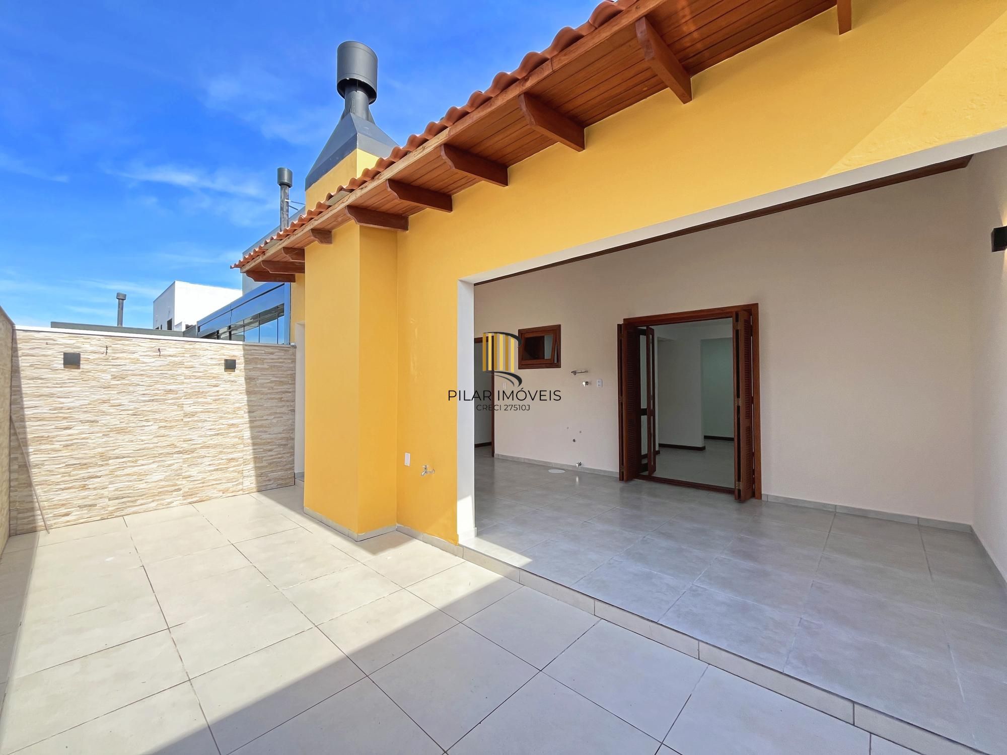 Casa com suíte no térreo em condomínio fechado