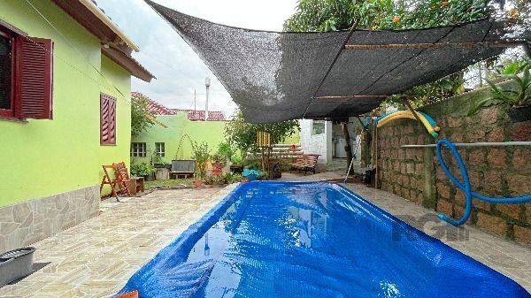 Casa em Porto Alegre, no bairro Ipanema, com 2 dormitório(s), e 2 banheiros, à venda.