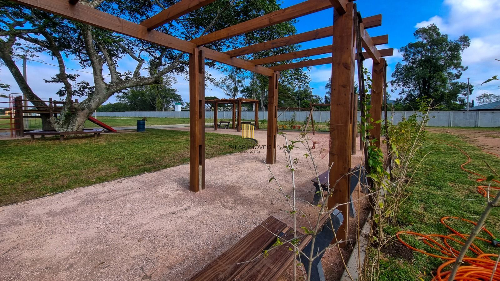 Lindo sobrado com 3 suítes em condomínio com infraestrutura completa na zona sul de Porto Alegre !
