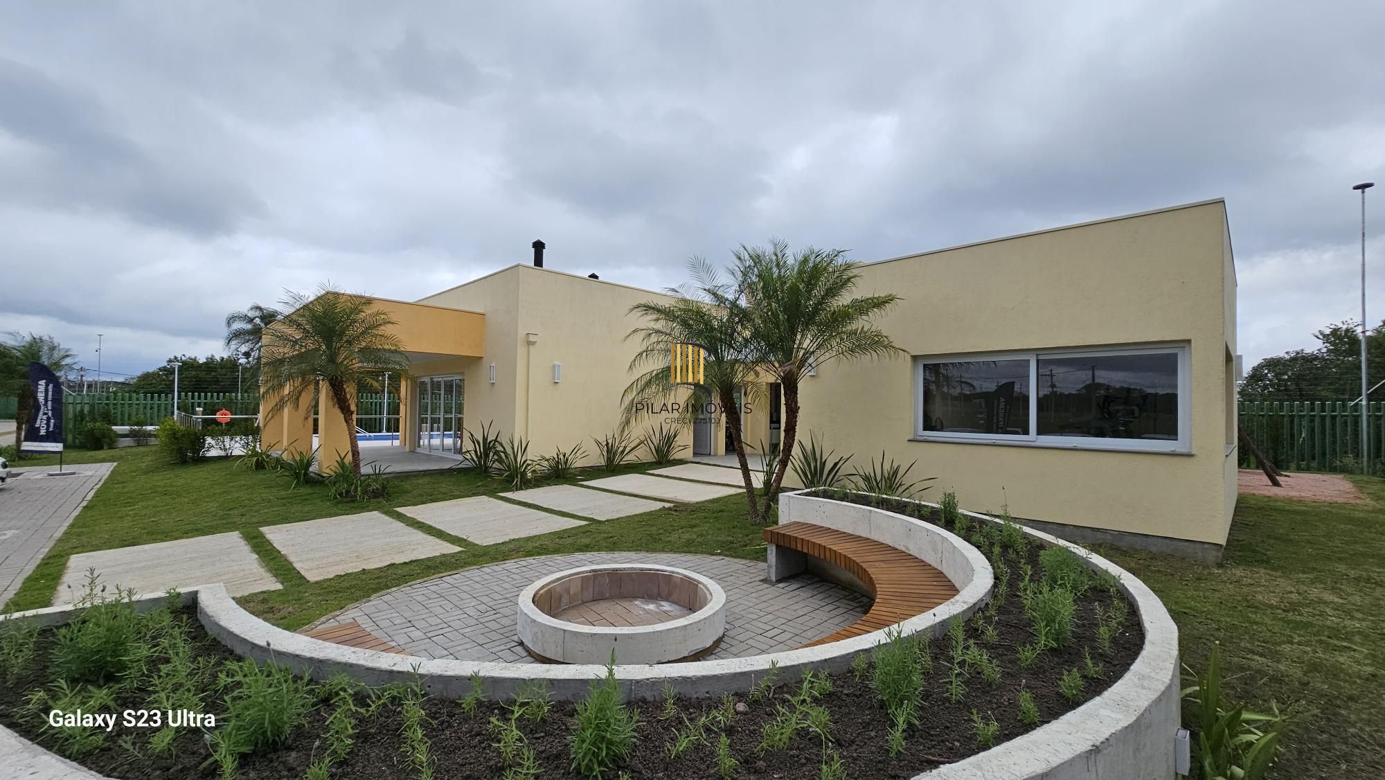 Lindo sobrado com 3 suítes em condomínio com infraestrutura completa na zona sul de Porto Alegre !