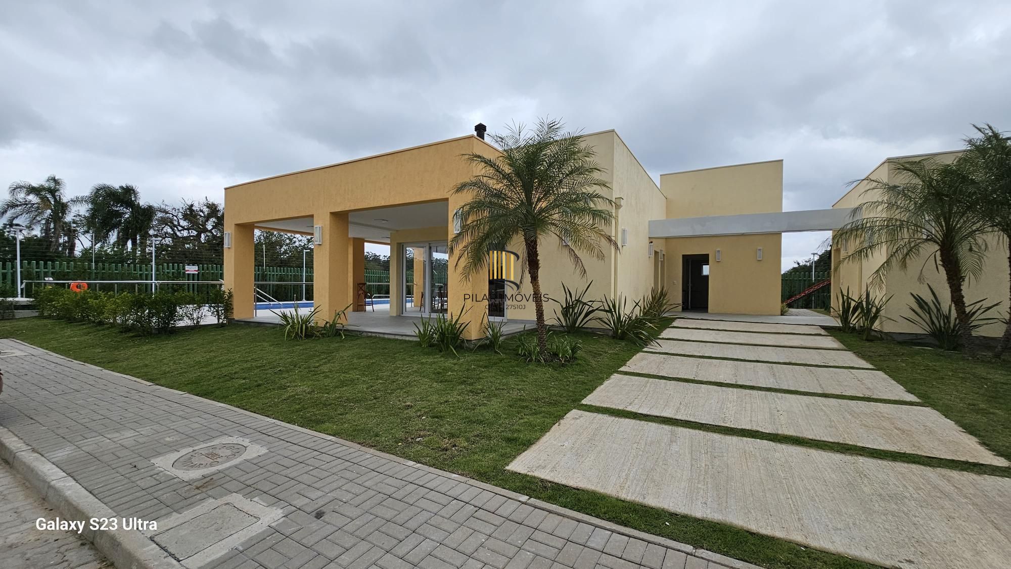 Lindo sobrado com 3 suítes em condomínio com infraestrutura completa na zona sul de Porto Alegre !