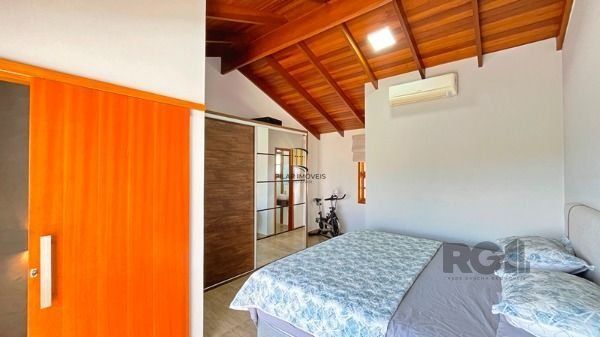 Casa em Porto Alegre, no bairro Guarujá, com 3 dormitório(s), e 3 banheiros, à venda.