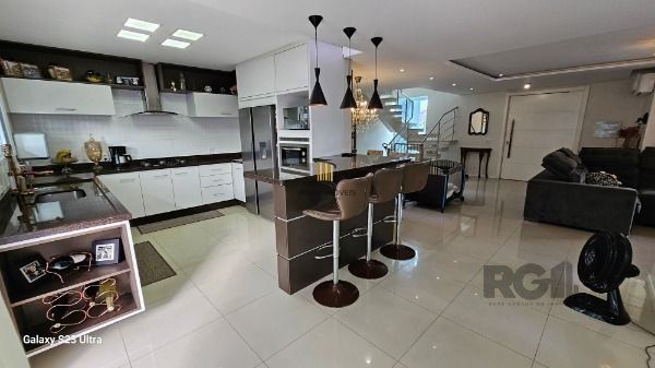 Casa em Porto Alegre, no bairro Hípica, com 3 dormitório(s), e 3 banheiros, à venda.