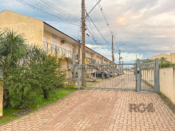 IMPECÁVEL - Casa toda reformada , com 2 dormitórios e 1 vaga