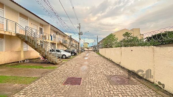IMPECÁVEL - Casa toda reformada , com 2 dormitórios e 1 vaga