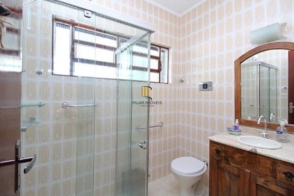 Casa em Porto Alegre, no bairro Guarujá, com 3 dormitório(s), à venda.
