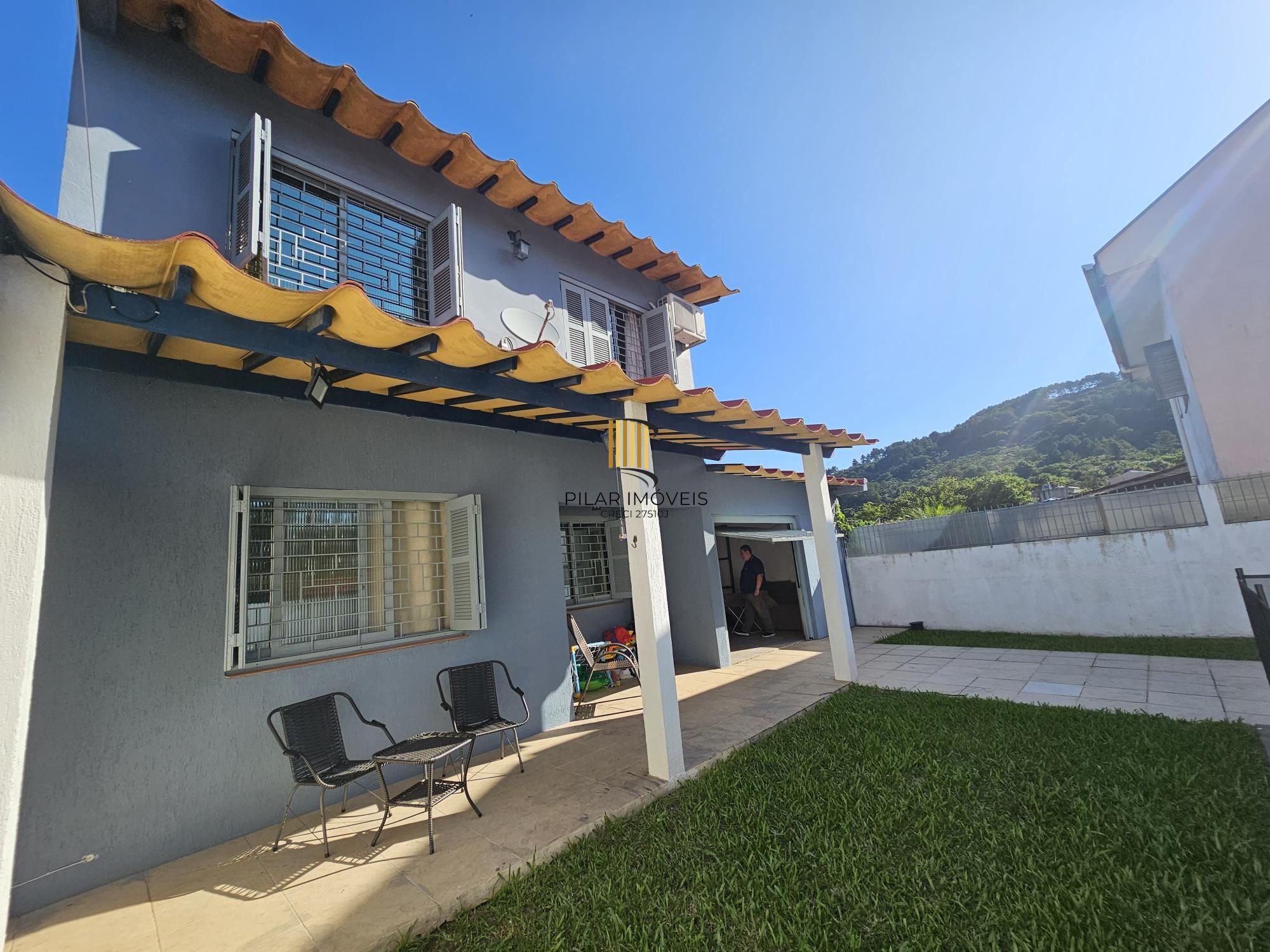 Casa com piscina terreno 10x30 zona sul de Porto Alegre