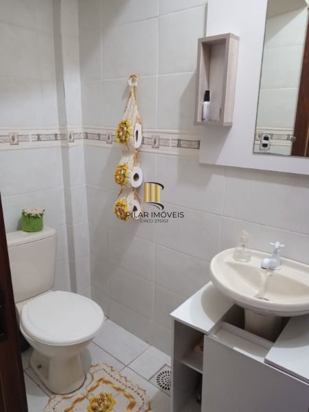 Casa em Porto Alegre, no bairro Teresópolis, com 2 dormitório(s), e 2 banheiros, à venda.