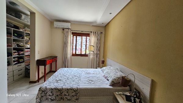Casa em Porto Alegre, no bairro Vila Nova, com 3 dormitório(s), e 3 banheiros, à venda.