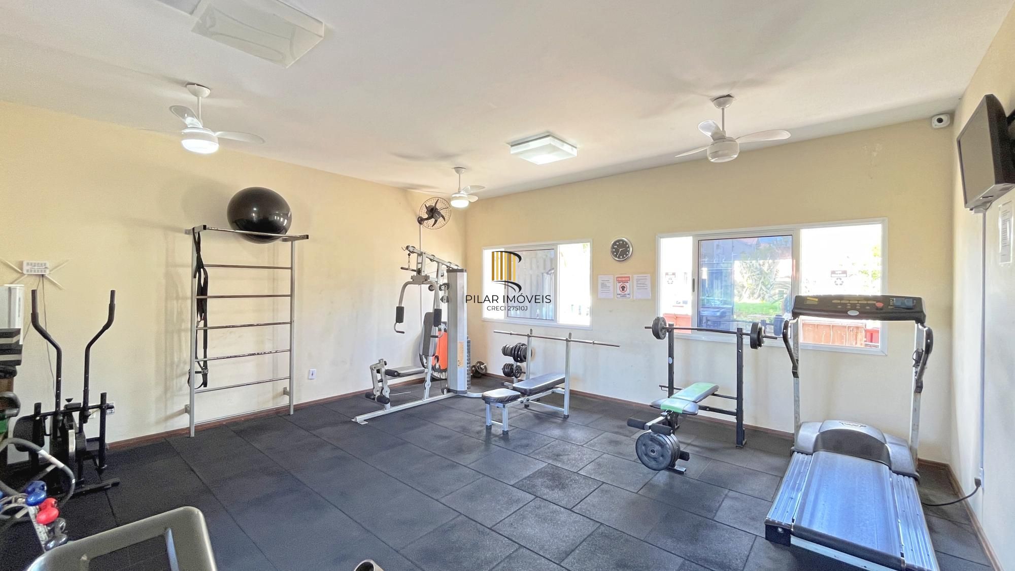 Casa 2 dormitórios em condomínio, semi mobiliada, vaga coberta para 2 carros, lareira e pátio com churrasqueira. Condomínio com infra de lazer completo. Próximo ao comércio e todas as conveniências do bairro.