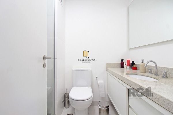 Apartamento em Porto Alegre, no bairro Cristal, com 2 dormitório(s), e 2 banheiros, à venda.