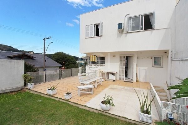 Casa em Porto Alegre, no bairro Aberta dos Morros, com 3 dormitório(s), e 3 banheiros, à venda.