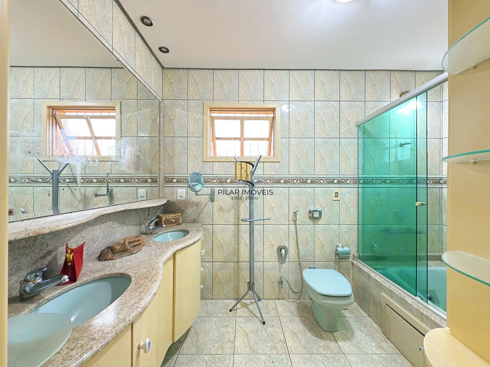 Residência á venda no bairro Guarujá com 2 dormitórios.