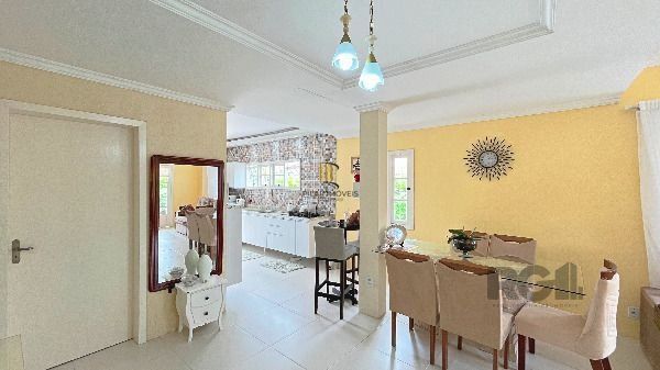 Casa em Porto Alegre, no bairro Hípica, com 2 dormitório(s), e 2 banheiros, à venda.