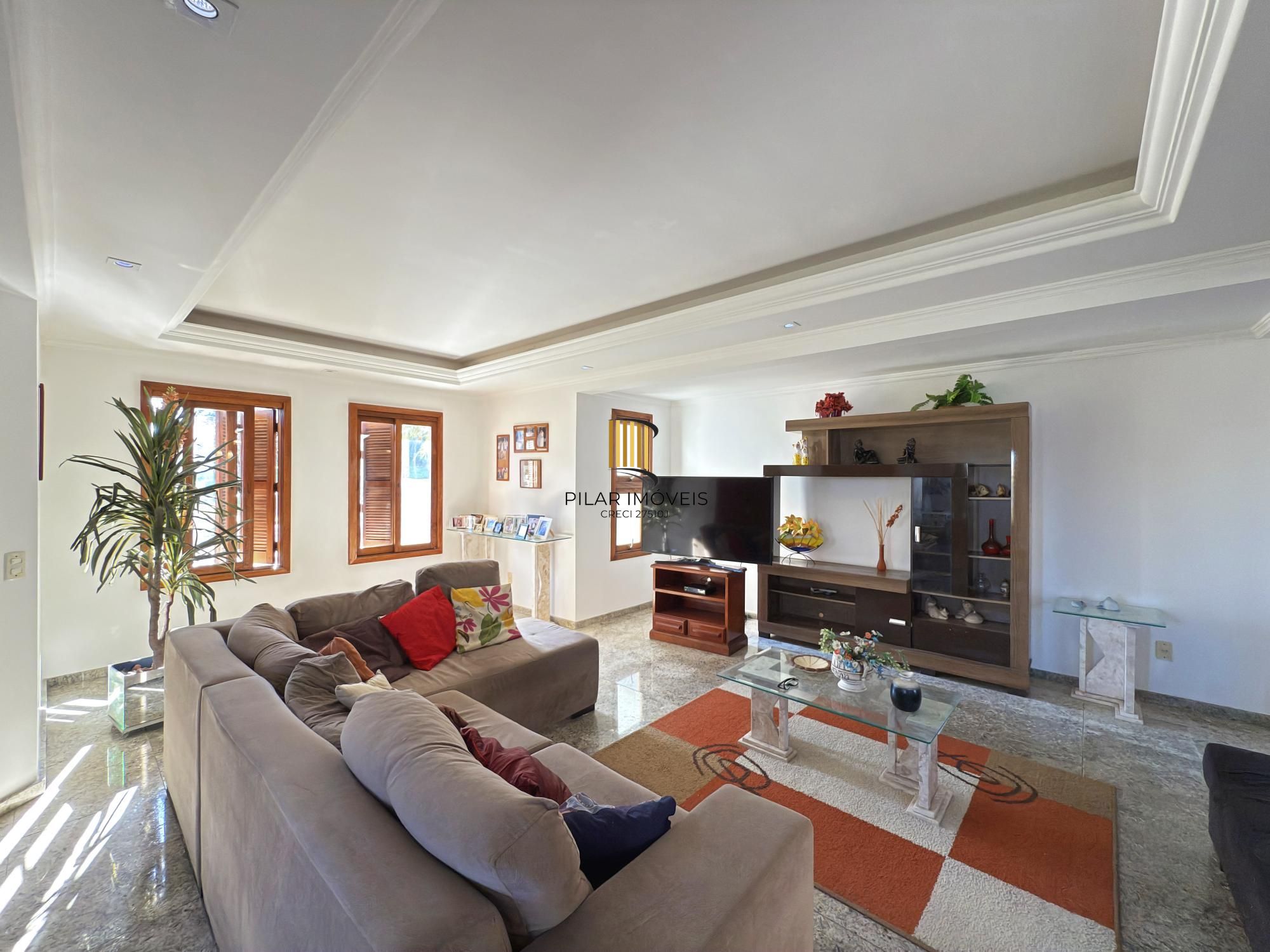 Sobrado a venda no Bairro Hipica de Porto alegre com 04 dormitórios sendo 01 suite