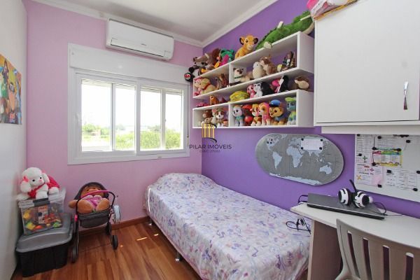 Ótima Casa com 3 dormitórios, semi mobiliada, pátio e vaga para carro.