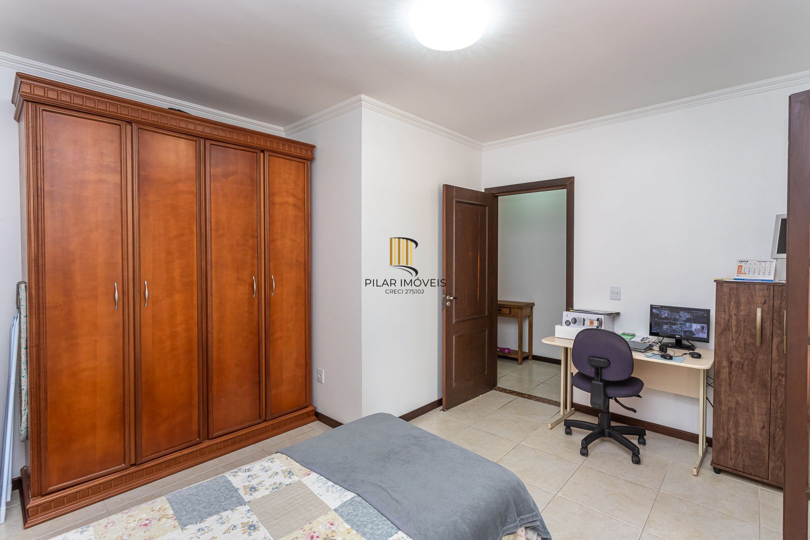 Casa de 272m², 4 dormitórios, 2 suítes e 4 vagas de garagem, no bairro Ipanema, próxima à orla do Guaíba.