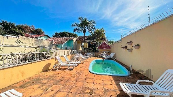 Casa Condominio em Porto Alegre, no bairro Tristeza, com 3 dormitório(s), e 3 banheiros, à venda.