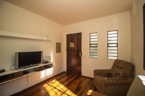 Casa em Porto Alegre, no bairro Vila Nova, com 6 dormitório(s), e 6 banheiros, à venda.