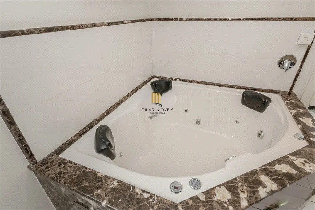 Apartamento com 2 dormitórios, 2 vagas, 65m2 coração do Menino Deus.