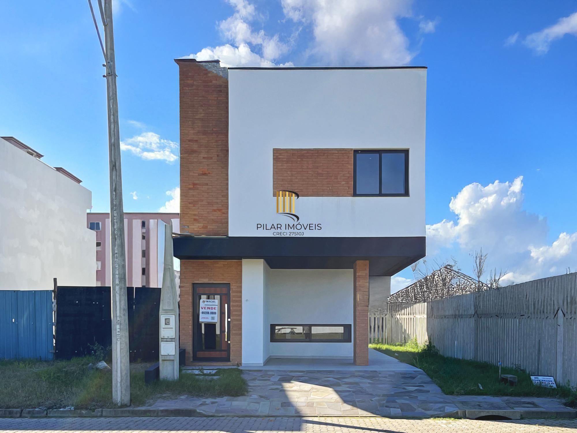 Casa em Porto Alegre, no bairro Hípica, com 3 dormitório(s), e 3 banheiros, à venda.