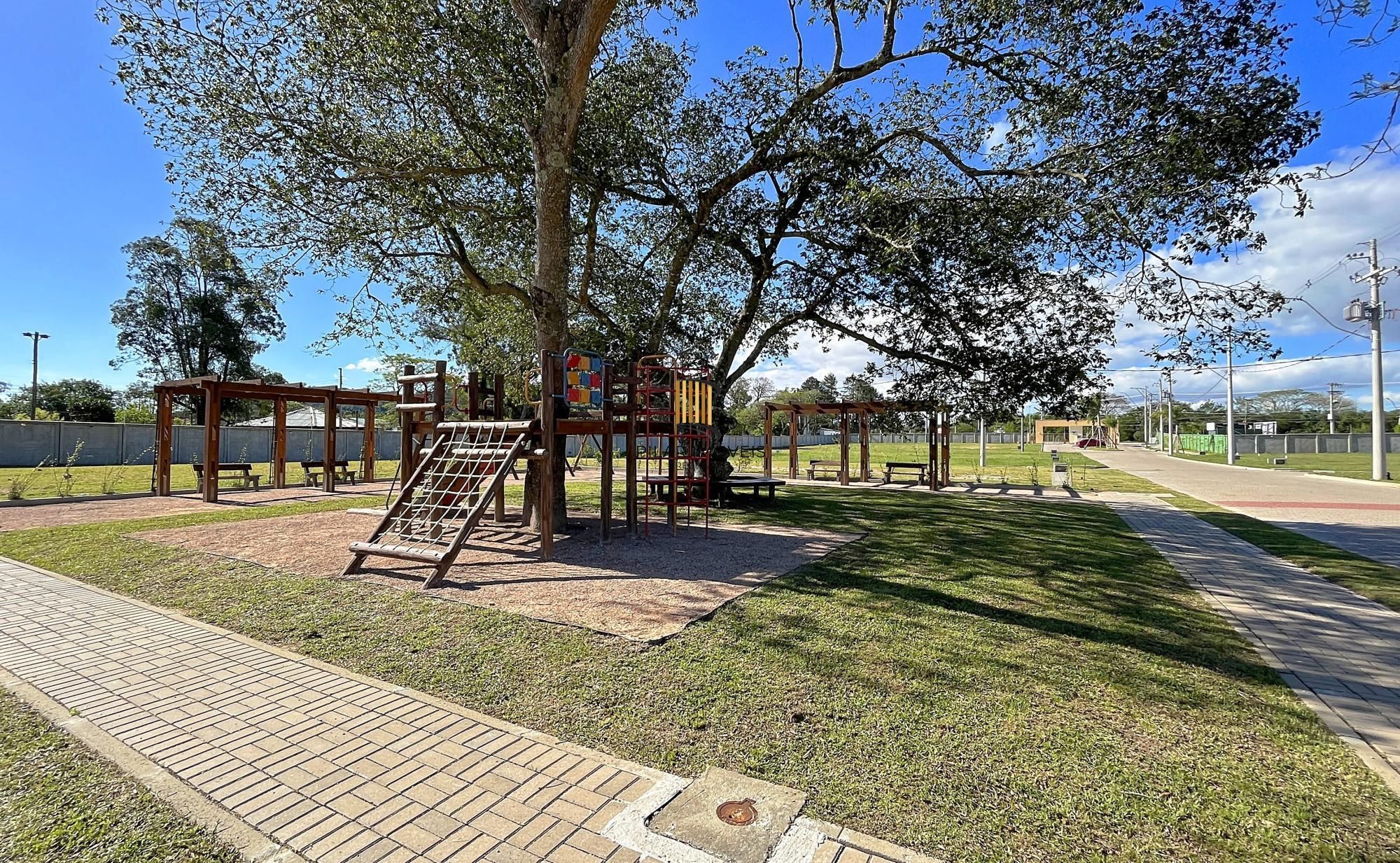 Residência nova em condomínio com 3 dormitórios