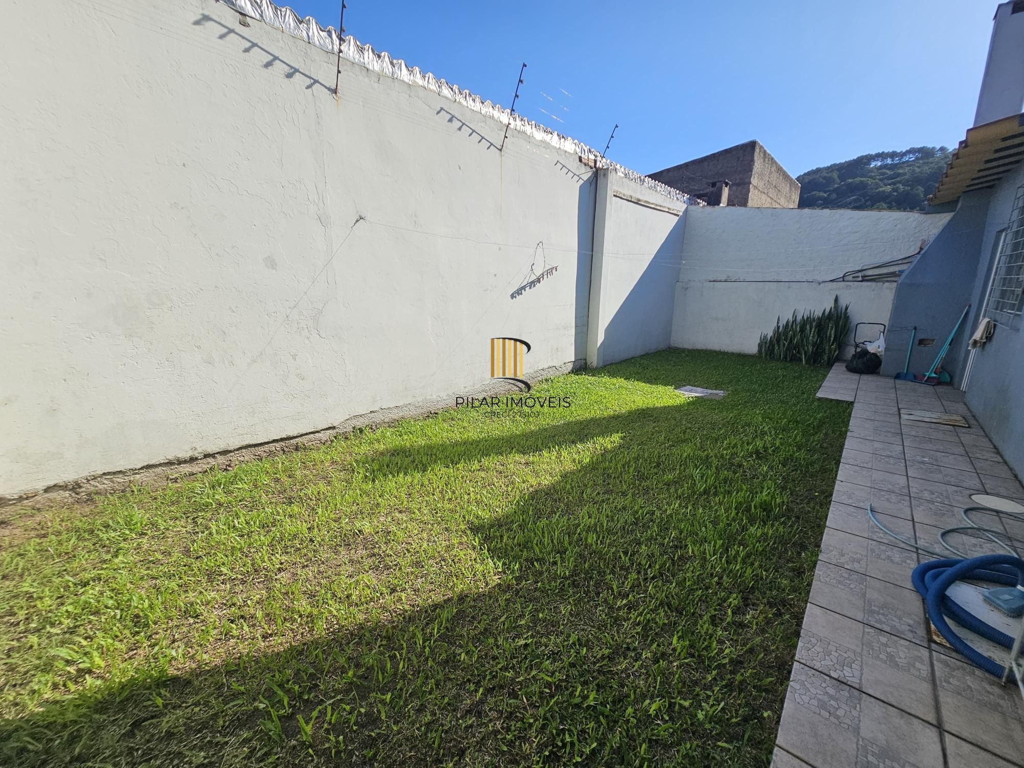 Casa com piscina terreno 10x30 zona sul de Porto Alegre