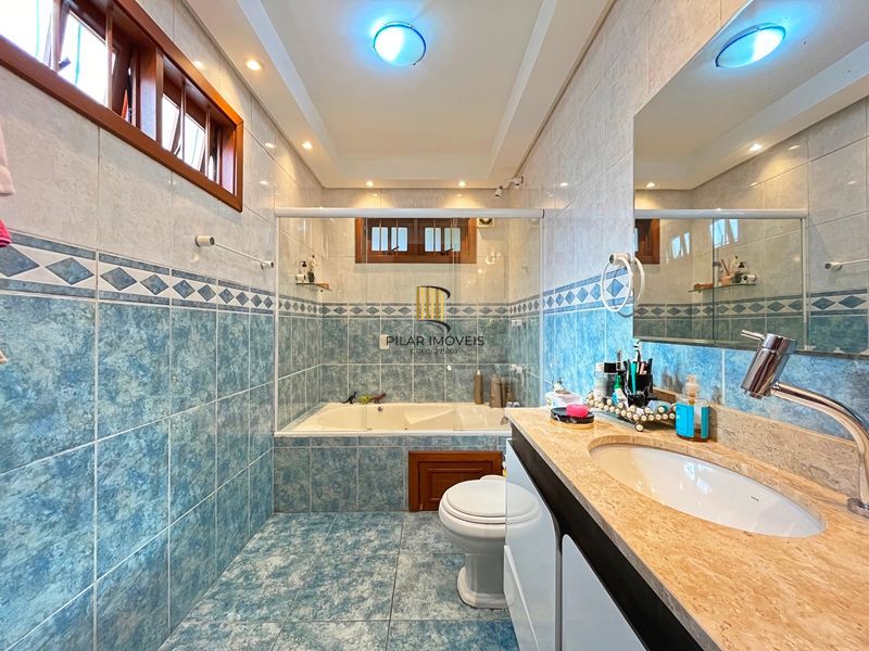 Ótima casa térrea com 4D, piscina e garagem fechada para 2 carros no Jardim Medianeira.