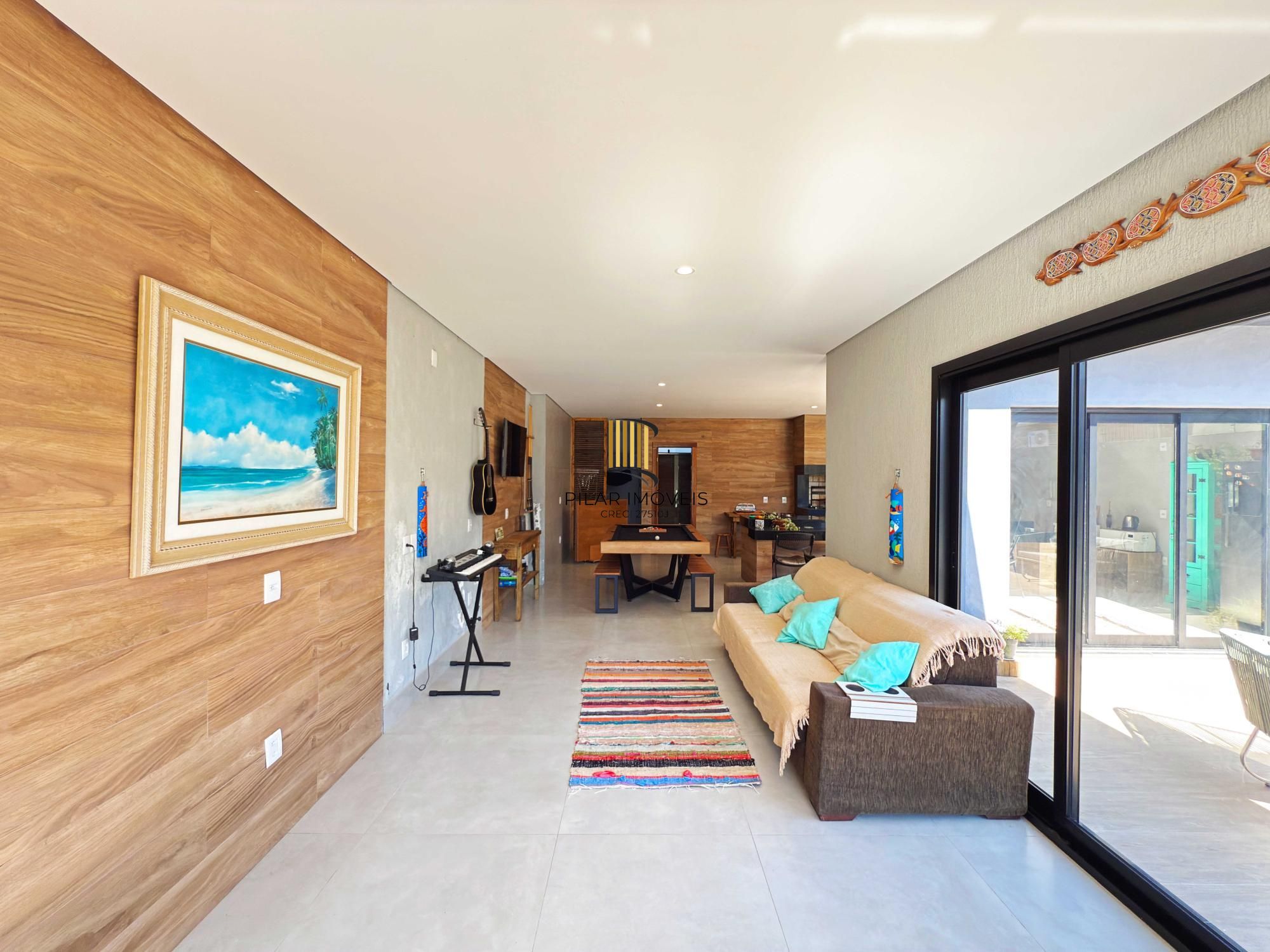 Em busca de uma casa espaçosa e cheia de comodidades no bairro Hípica