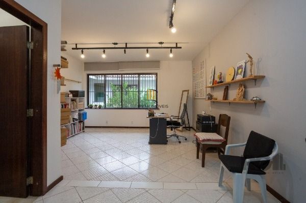 Casa em Porto Alegre, no bairro Medianeira, com 5 dormitório(s), e 5 banheiros, à venda.