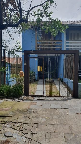 Casa em Porto Alegre, no bairro Hípica, com 2 dormitório(s), e 2 banheiros, à venda.