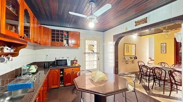 Casa em Porto Alegre, no bairro Guarujá, com 5 dormitório(s), e 5 banheiros, à venda.