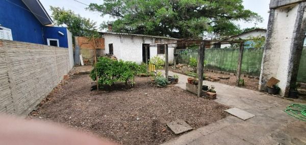 Casa em Porto Alegre, no bairro Belém Novo, com 2 dormitório(s), e 2 banheiros, à venda.