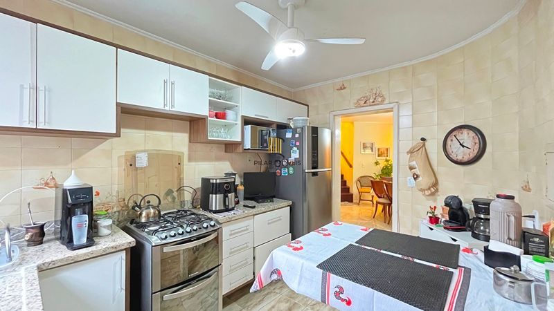 Casa de esquina com 285m², 3 dormitórios, sendo 1 suites, 4 vagas - amplo pátio com piscina,  Residencial Bahamas