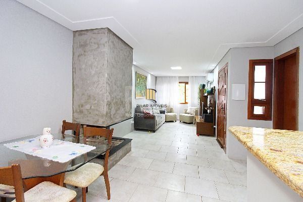Casa em Porto Alegre, no bairro Hípica, com 3 dormitório(s), e 3 banheiros, à venda.