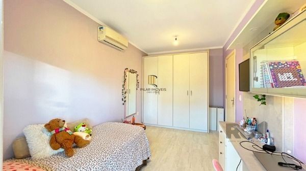 Casa em Porto Alegre, no bairro Hípica, com 3 dormitório(s), e 3 banheiros, à venda.