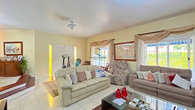 Casa de esquina com 285m², 3 dormitórios, sendo 1 suites, 4 vagas - amplo pátio com piscina,  Residencial Bahamas