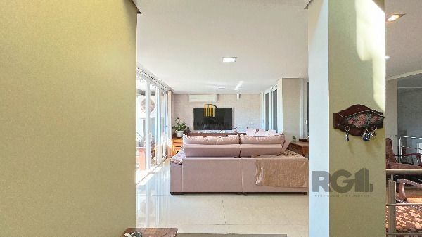 Casa em Porto Alegre, no bairro Hípica, com 3 dormitório(s), e 3 banheiros, à venda.