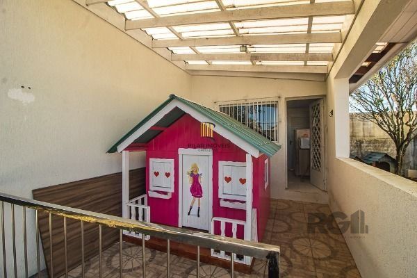 Casa em Porto Alegre, no bairro Vila Nova, com 6 dormitório(s), e 6 banheiros, à venda.