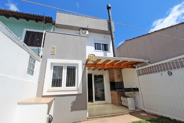 Ótima Casa com 3 dormitórios, semi mobiliada, pátio e vaga para carro.