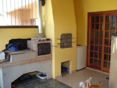 Residência com 4 dormitórios sendo 1 suites no Bairro Guarujá.
