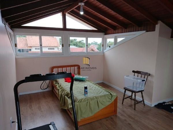 Casa em Porto Alegre, no bairro Espirito Santo, com 4 dormitório(s), e 4 banheiros, à venda.