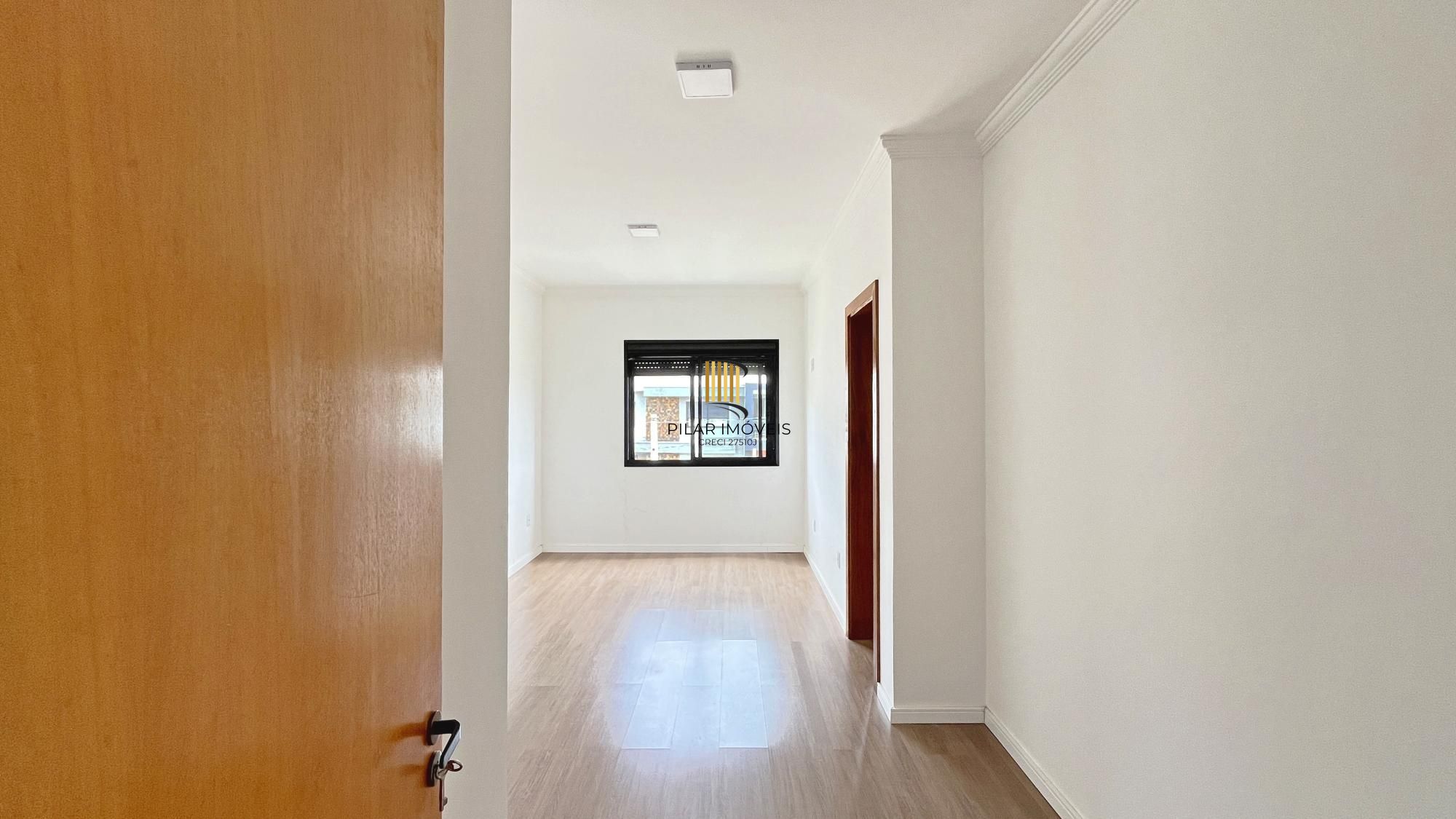 Casa em Porto Alegre, no bairro Hípica, com 3 dormitório(s), e 3 banheiros, à venda.