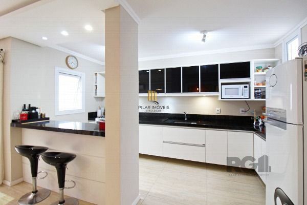 Casa em Porto Alegre, no bairro Hípica, com 3 dormitório(s), e 3 banheiros, à venda.