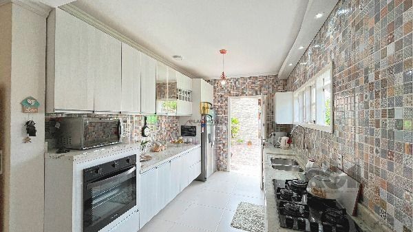 Casa em Porto Alegre, no bairro Hípica, com 2 dormitório(s), e 2 banheiros, à venda.