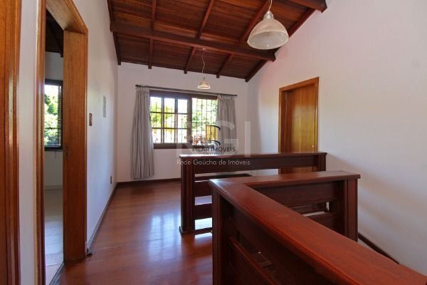 Casa em Porto Alegre, no bairro Ipanema, com 3 dormitório(s), e 3 banheiros, à venda.