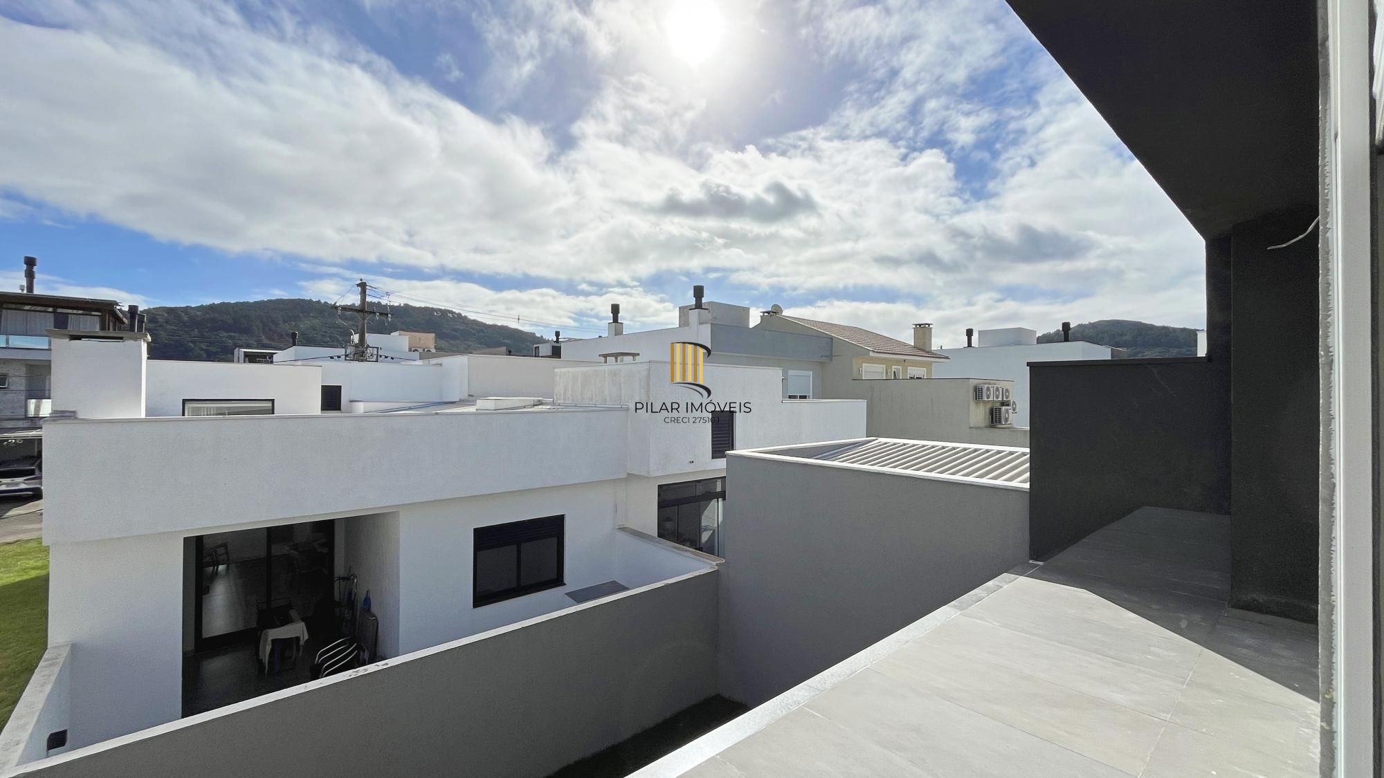 Casa 4 dormitórios( 1 dorm térreo) no Condomínio Villa Amalfi, na zona sul de Porto Alegre.