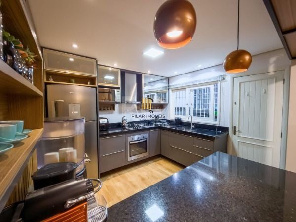 Casa em Porto Alegre, no bairro Vila Conceição, com 3 dormitório(s), e 3 banheiros, à venda.