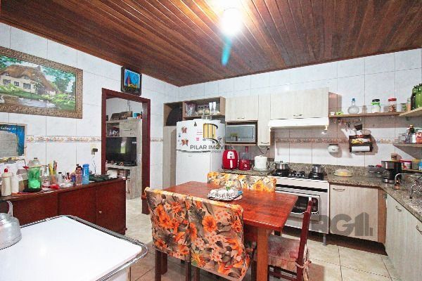 Casa em Porto Alegre, no bairro Ipanema, com 2 dormitório(s), e 2 banheiros, à venda.