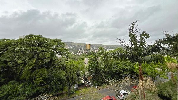 Apartamento em Porto Alegre, no bairro Teresópolis, com 2 dormitório(s), e 2 banheiros, à venda.